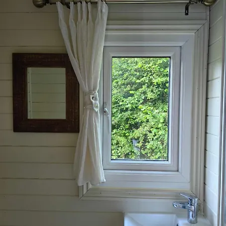 Bell Nook- Shepherd'S Hut With A Spacious Wood-Fired Hot Tub Tonbridge Exterior photo