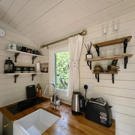 Bell Nook- Shepherd'S Hut With A Spacious Wood-Fired Hot Tub Tonbridge Exterior photo