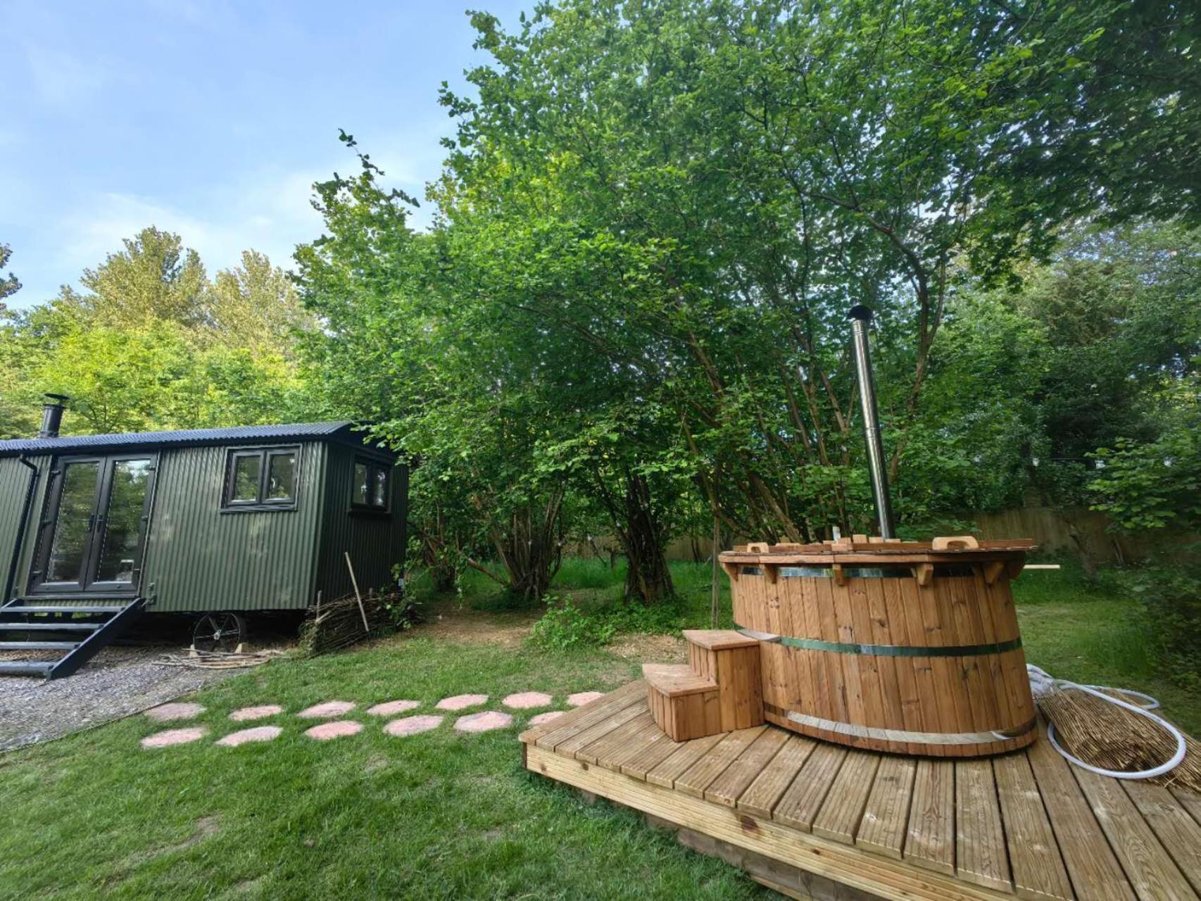 Bell Nook- Shepherd's Hut With A Spacious Wood-fired Hot Tub * Tonbridge