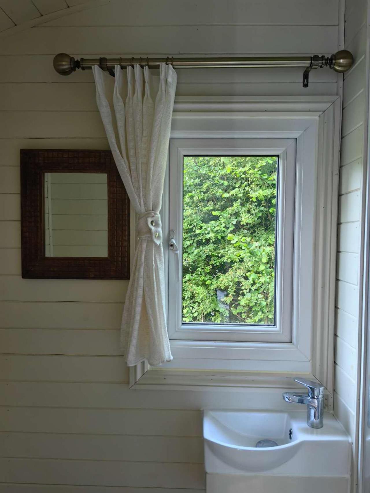 Bell Nook- Shepherd's Hut With A Spacious Wood-fired Hot Tub *