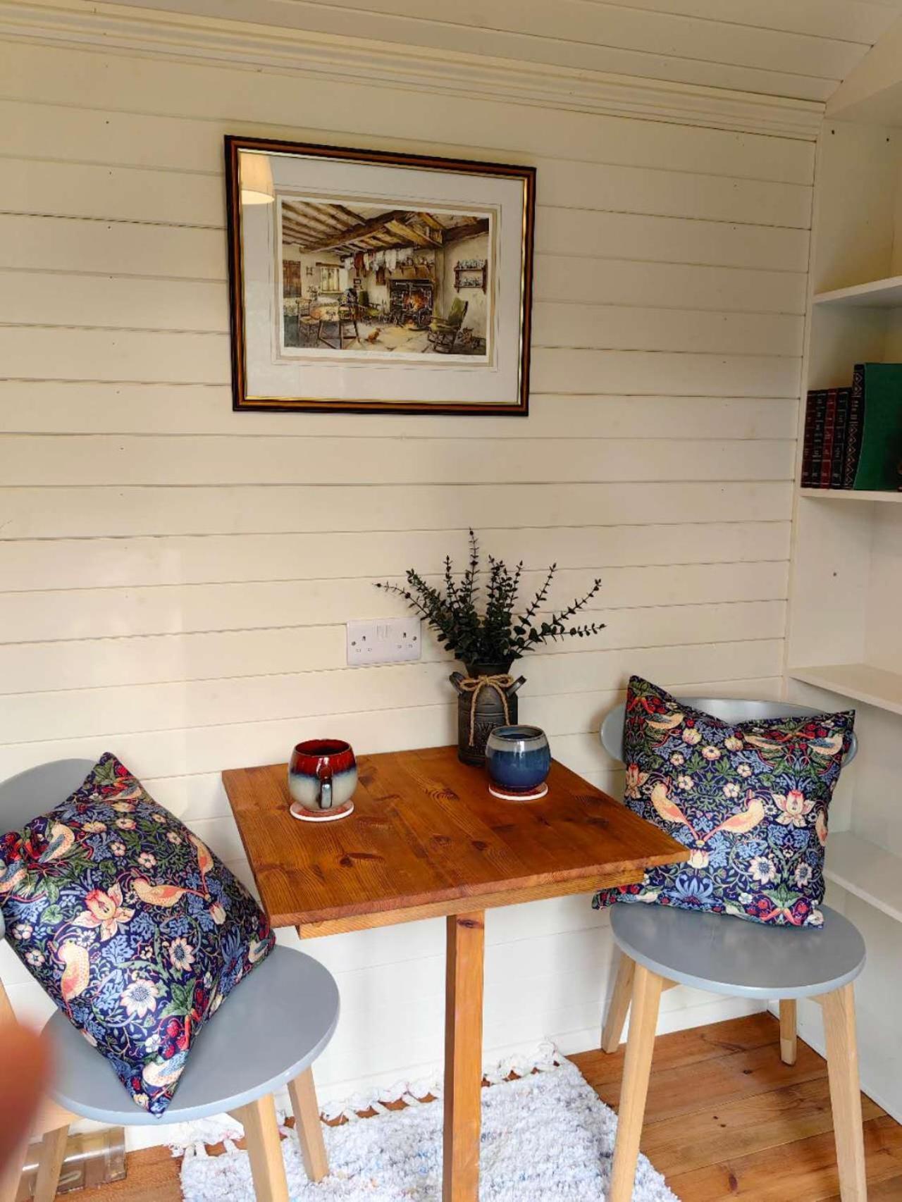 Bell Nook- Shepherd's Hut With A Spacious Wood-fired Hot Tub Lodge