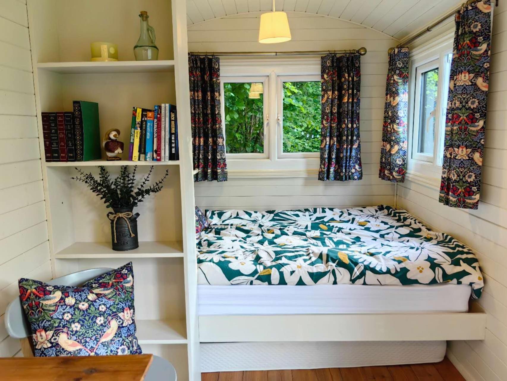 Bell Nook- Shepherd's Hut With A Spacious Wood-fired Hot Tub Lodge *
