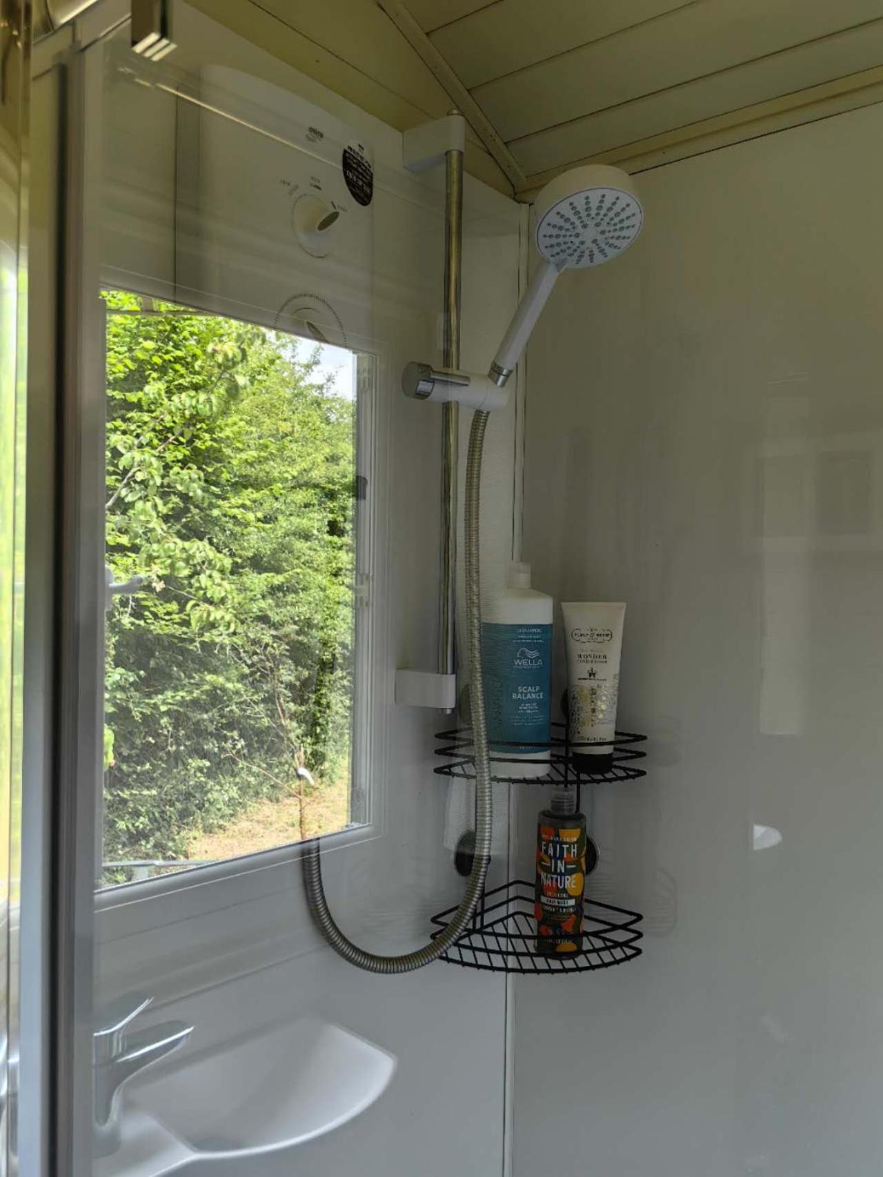 Bell Nook- Shepherd's Hut With A Spacious Wood-fired Hot Tub Lodge Tonbridge