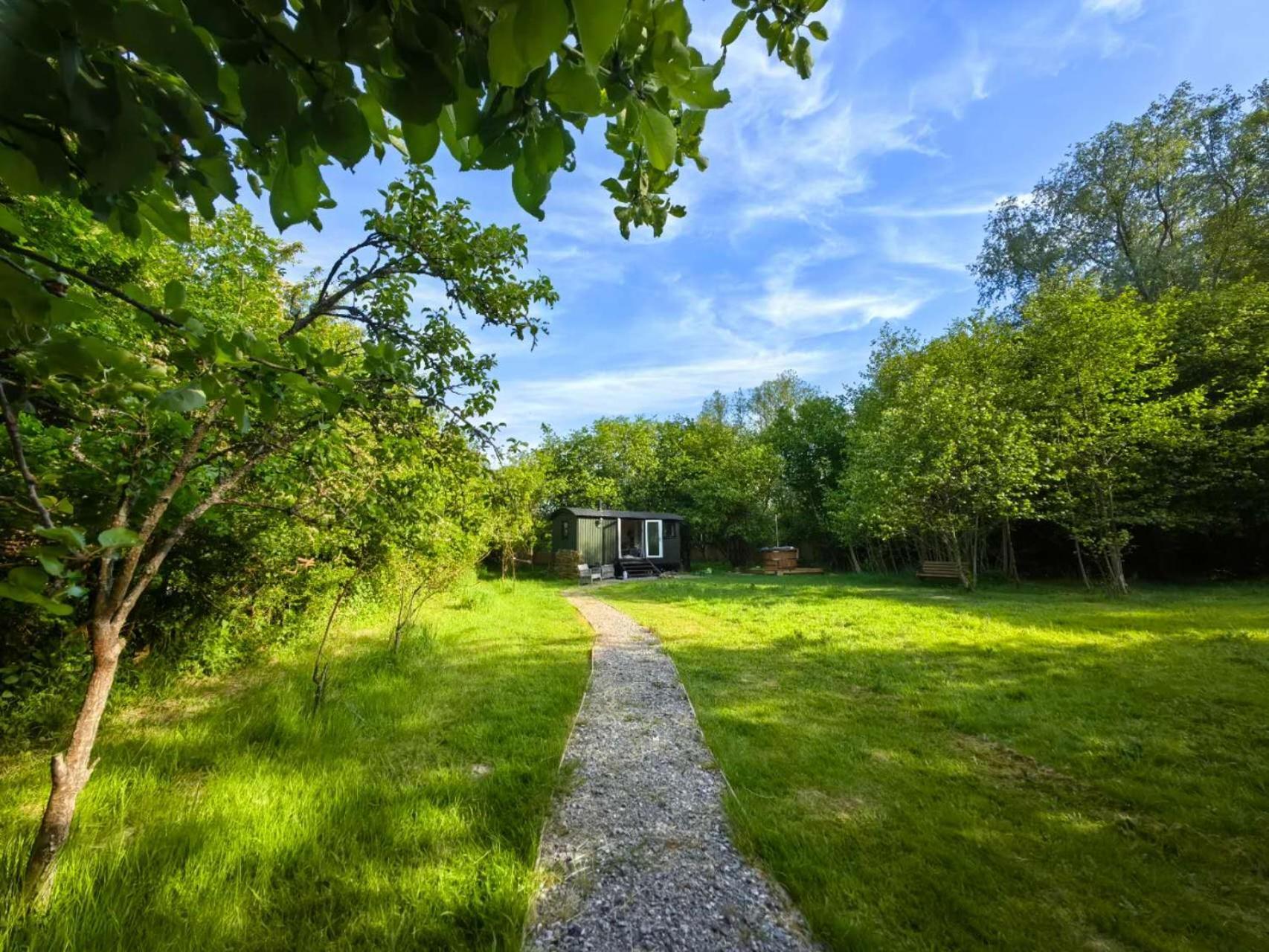 Bell Nook- Shepherd's Hut With A Spacious Wood-fired Hot Tub *