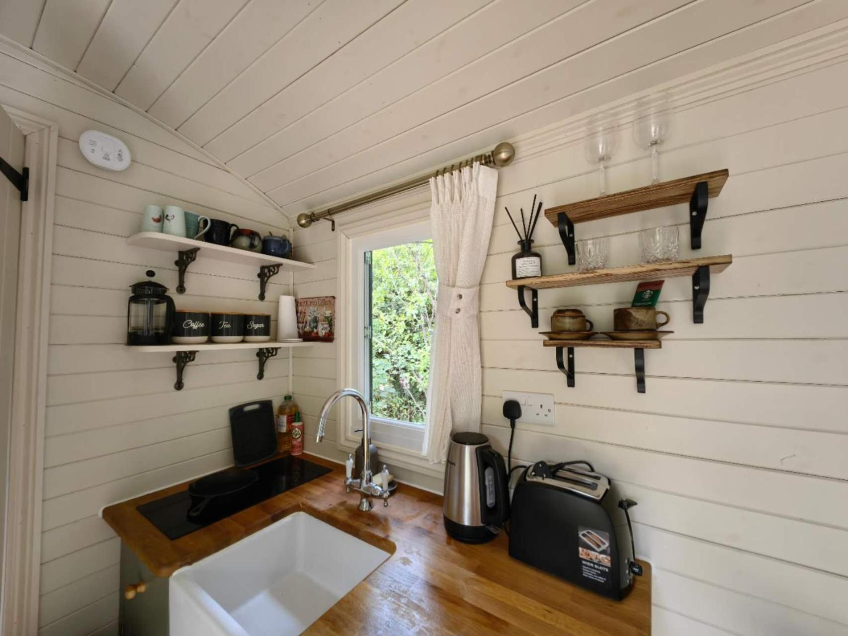 Bell Nook- Shepherd's Hut With A Spacious Wood-fired Hot Tub Lodge Tonbridge