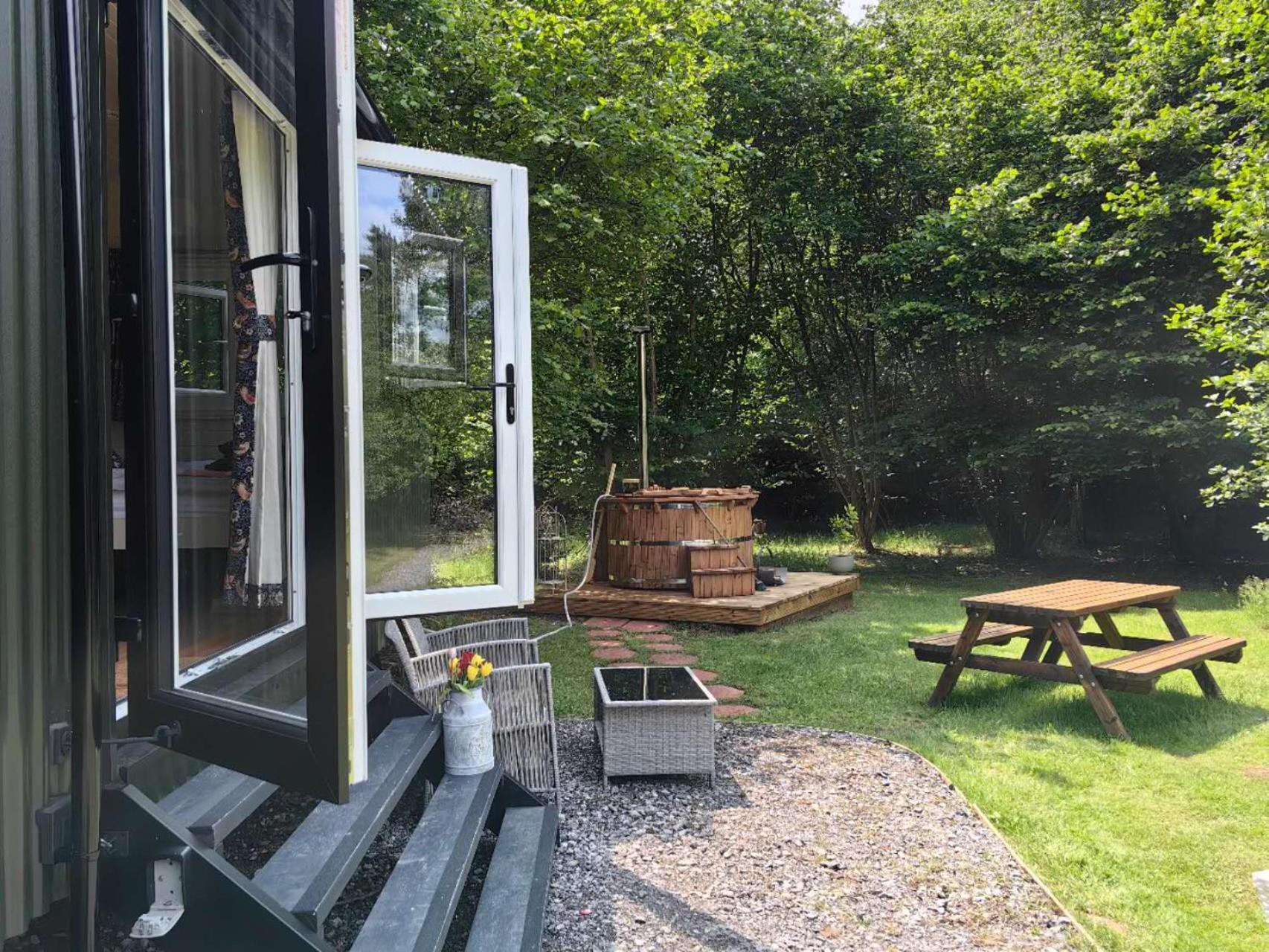 Bell Nook- Shepherd's Hut With A Spacious Wood-fired Hot Tub Tonbridge